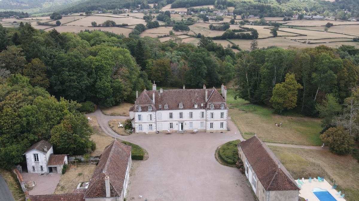 Brion House | Detached wing of a castle with a pool near Autun (5 km)