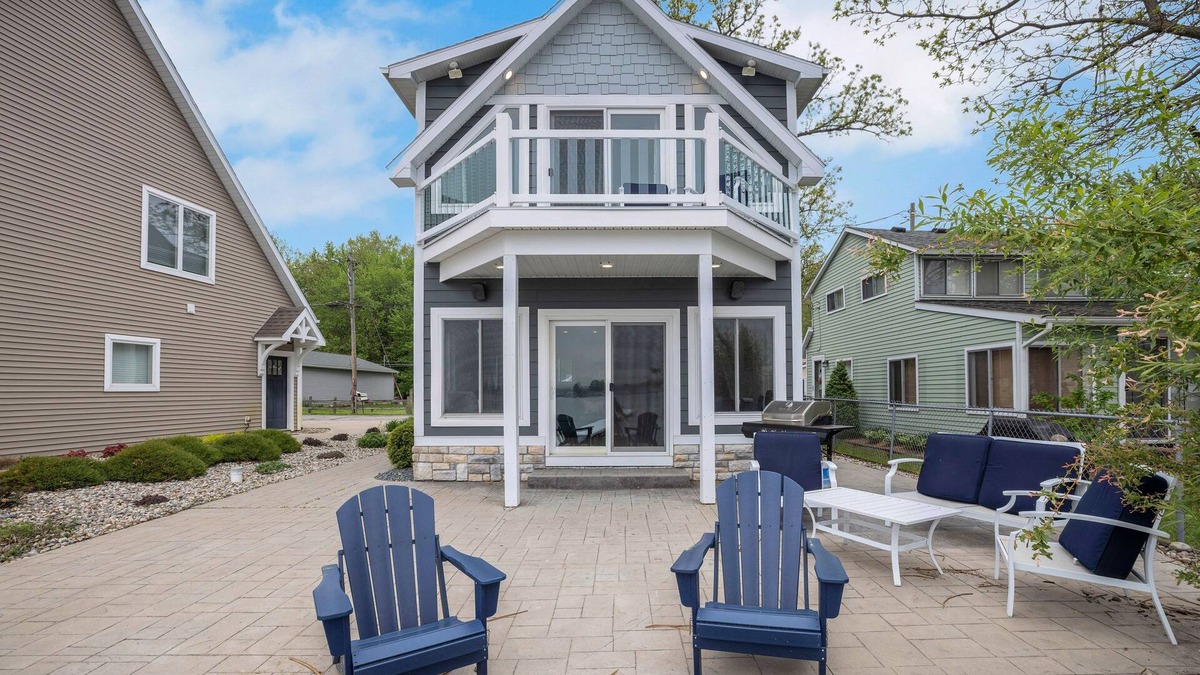 Manitou Beach-Devils Lake House | Devil's Lake Cove: Lakeside Living in Fall – Enjoy Scenic Views and Cozy Retreats!
