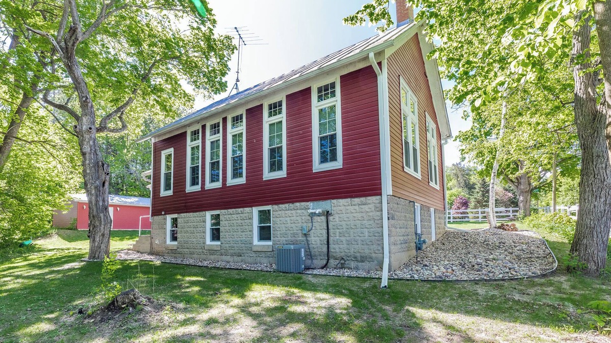 Baraboo House | Devil's Lake Schoolhouse-walk to beach and restaurants!