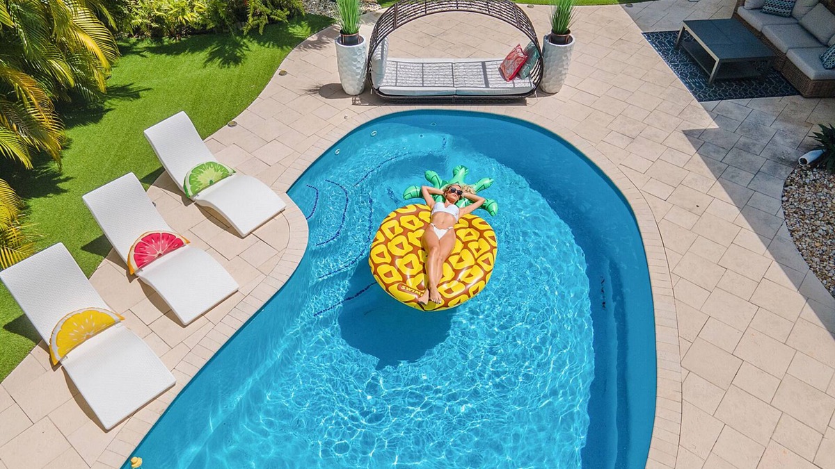 Central Fort Lauderdale House | DIAMOND ESTATES: FT LAUDERDALE - 4 QUEEN, 2 FULL, 2 FULL BATH, POOL & PATIO AREA