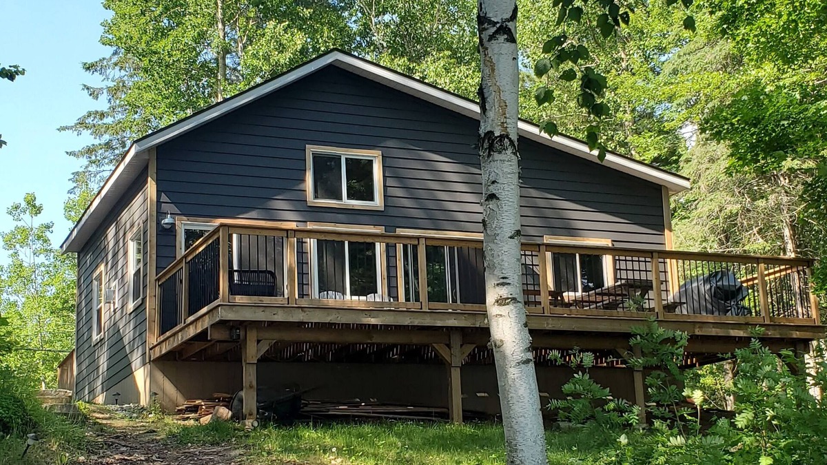 Highland Grove House | Diamond lake waterfront cottage just west of Bancroft