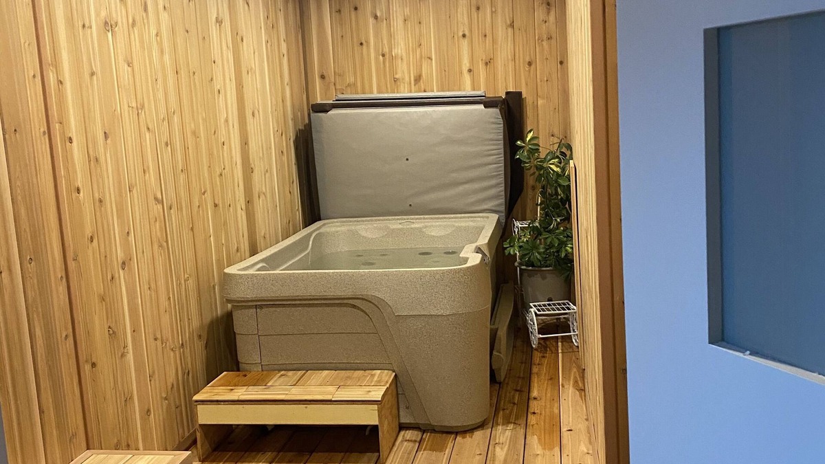 Black Diamond Apartment | Diamond Mountain Sleep & Spa Suite Retreat & Relax