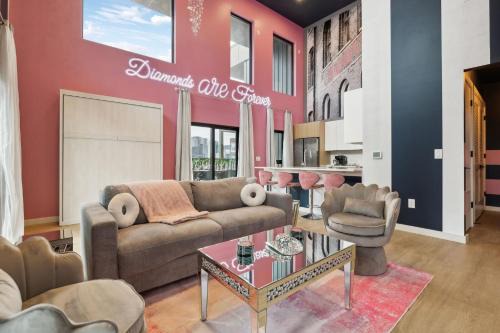 Downtown Nashville Apartment | Diamonds Are Forever Bridal Condo in Downtown Nash Walk to Broadway, Heated Pool, Gym, Parking