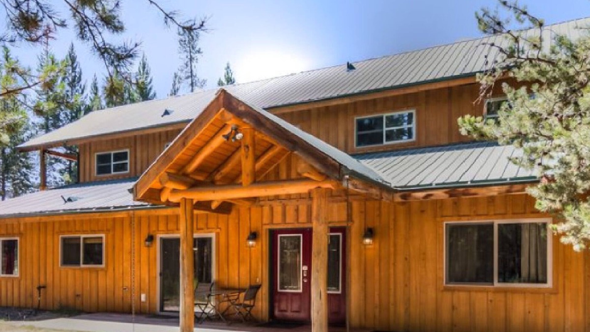 La Pine Cabin | DiamondStone Lodge 5 BR Vacation Rental, great for small groups