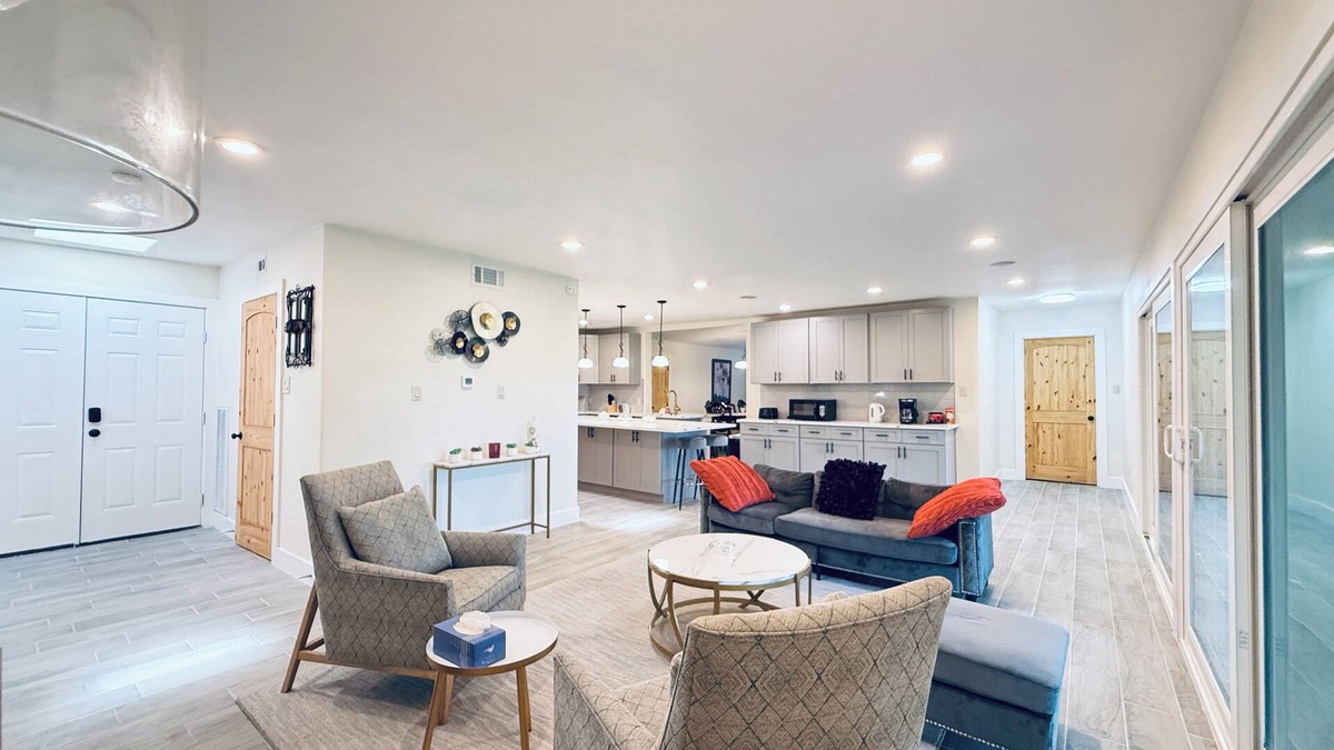 Dickinson Villa | Dickinson Bayou Front Retreat Gateway Spacious 5-bedroom with Water view fishing