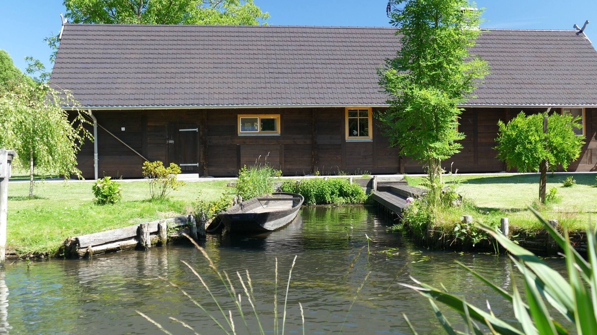 Lehde House | Die Scheune: Spreewaldblockhaus in Lehde mit Kamin, Sauna und eigenem Hafen