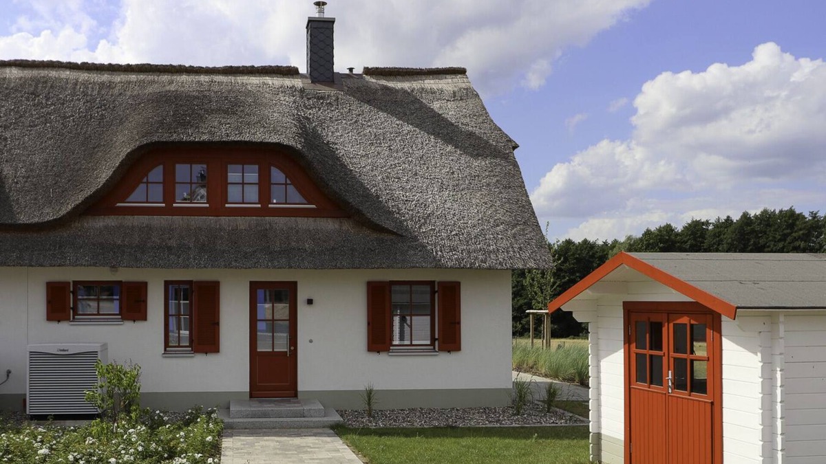 Stove House | Dieses Wunderschöne Reetdachhaus "wiesenkieker" mit Blick in die Unverbaute Natur Lädt zum Verweilen ein