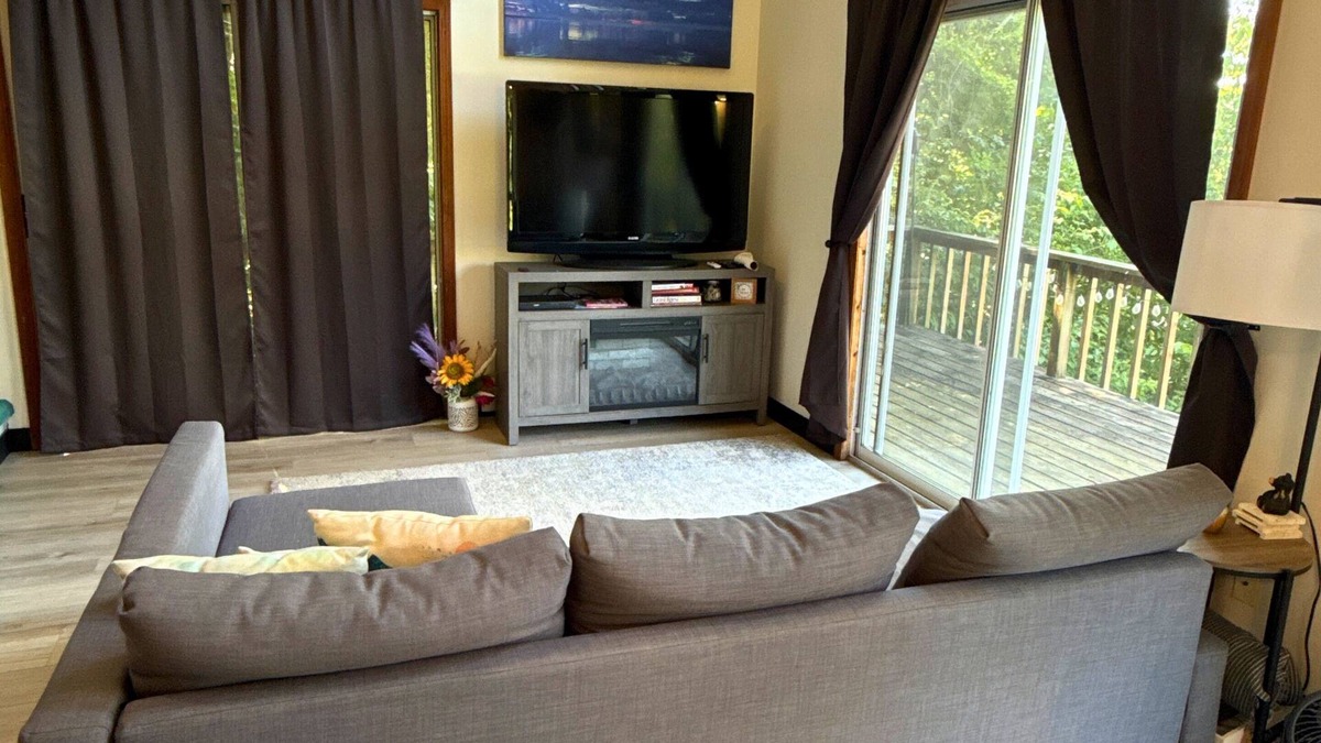 Roach Cabin | Digital Detox Cabin, Wi-Fi hotspot available for add on, Boat Ramp access across the street