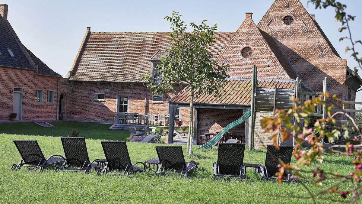 Kaaskerke Villa | Diksmuide Mansion with Games