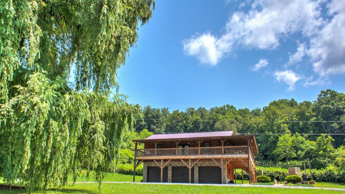 Weaverville Cabin | Dillingham Dacha | Country Charm, Patio & Deck + Biltmore Pass