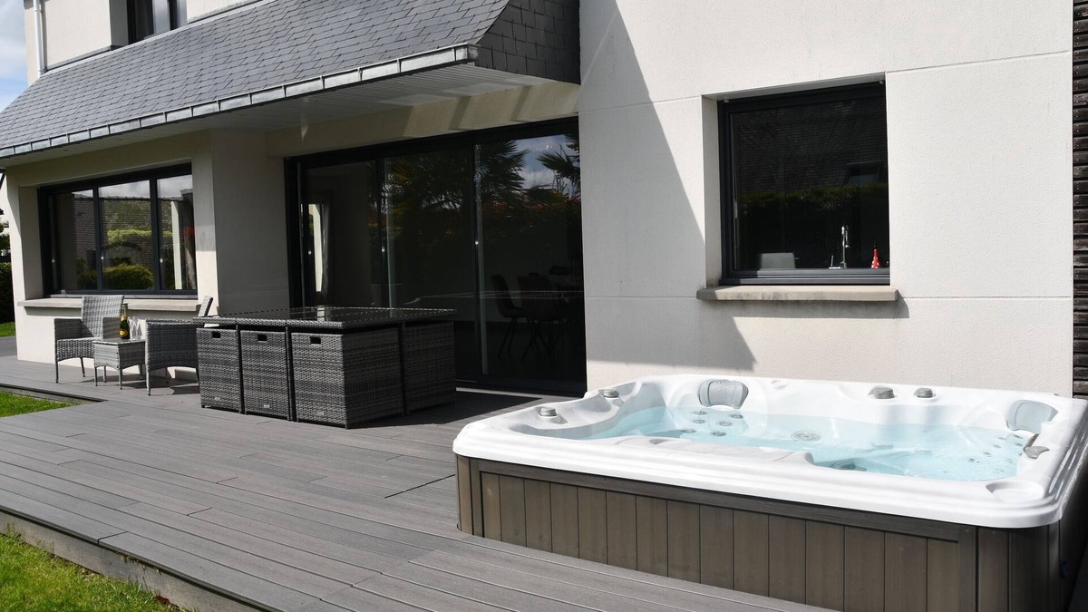 Dinan Villa | Dinan, Centre-Ville, Bord de Rance, Proximité du port, 20 min de la mer. Jacuzzi