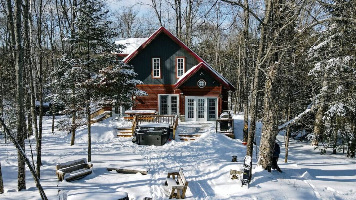 Eagle Lake Ski Chalet | "Dingle Run Lodge" at Sir Sam's (hot tub/sauna)
