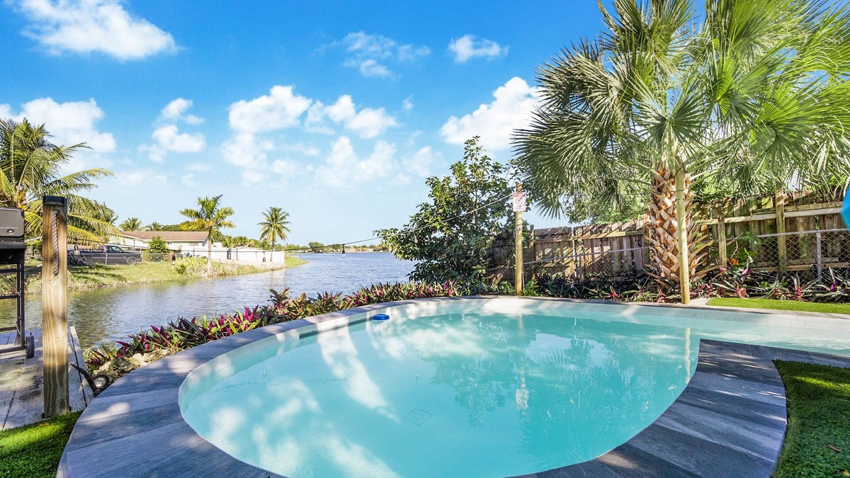 Miami Gardens House | Dior Gorgeous Waterfront Villa, Infinity Pool & Hot Tub, Poker & Cinema rooms