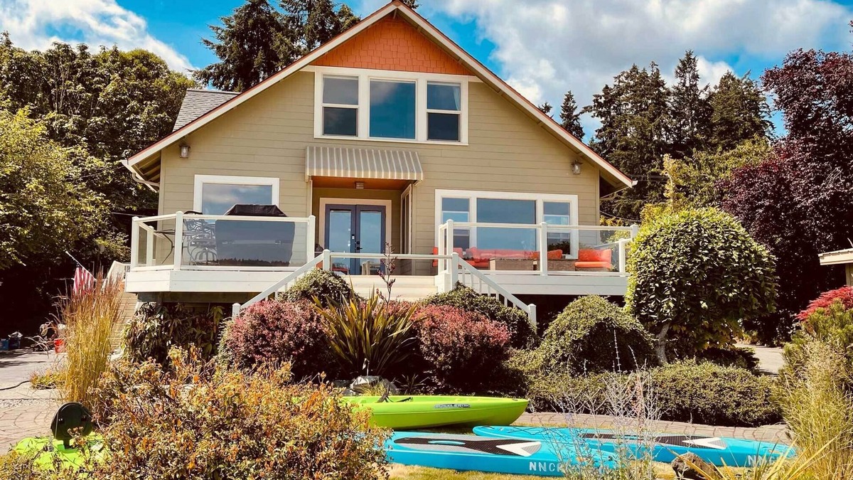 Bremerton House | Direct Beach Access: Getaway on Port Orchard!