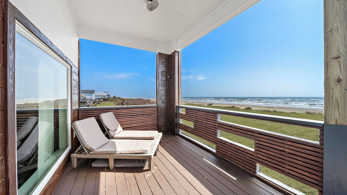 Freeport House | Direct beachfront 4 bedroom home with endless open concept ocean views