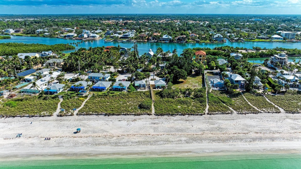 Nokomis Cottage | Direct Beachfront Cottage-Casey Key/Nokomis Beach-2 bedrooms