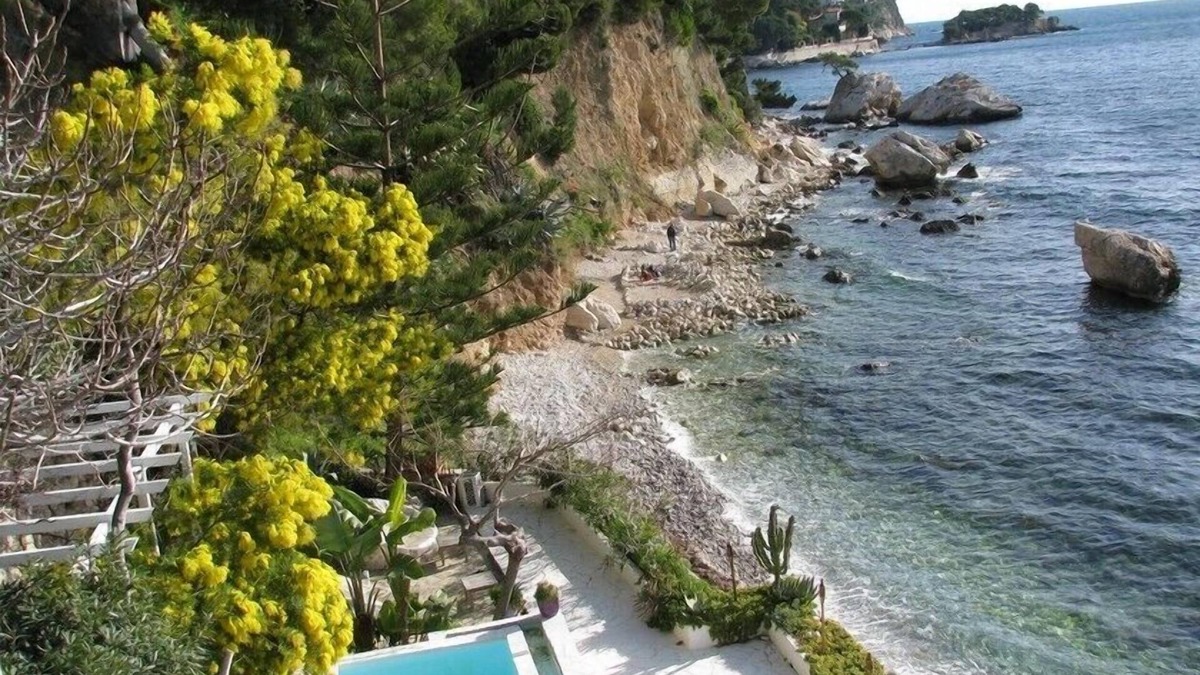 Alpes-Maritimes Apartment | Direct Front Beach in Eze
