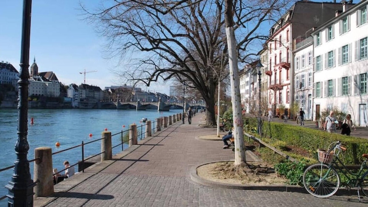 Basel City Centre Apartment | Direct view of the Rhine: 40 sqm RIVERVIEW-LOUNGE design