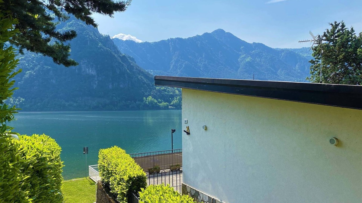 Idro Apartment | Directly on the lake with terrace