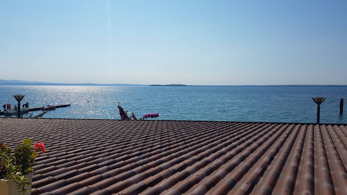 Moniga del Garda Apartment | Direttamente Sulla Spiaggia, Vista Lago Impareggiabile