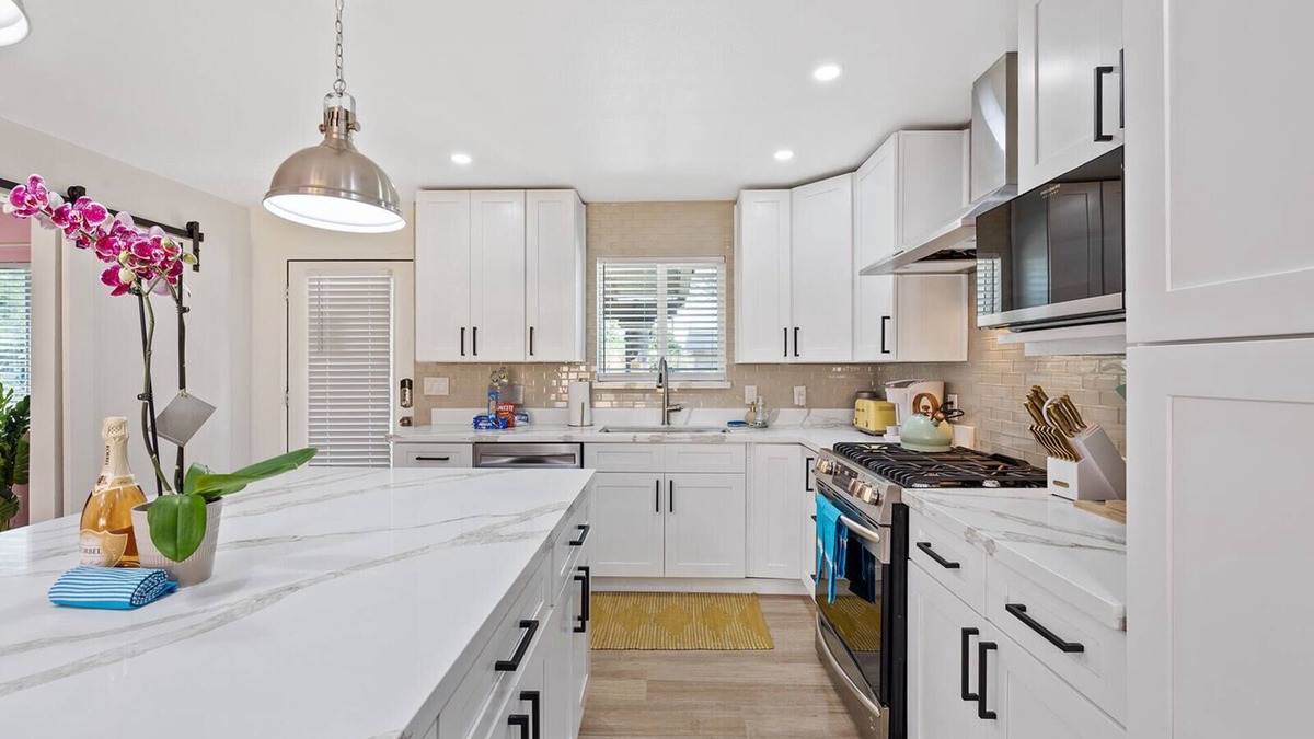 Peaceful Valley House | Disco Dino: Funktastic 5br 4ba w/Spa .6mi to Old Town!
