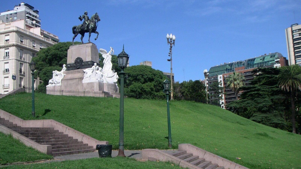 Recoleta Condo | DISCOUNTED Apt. in Recoleta, just one block from subway station!