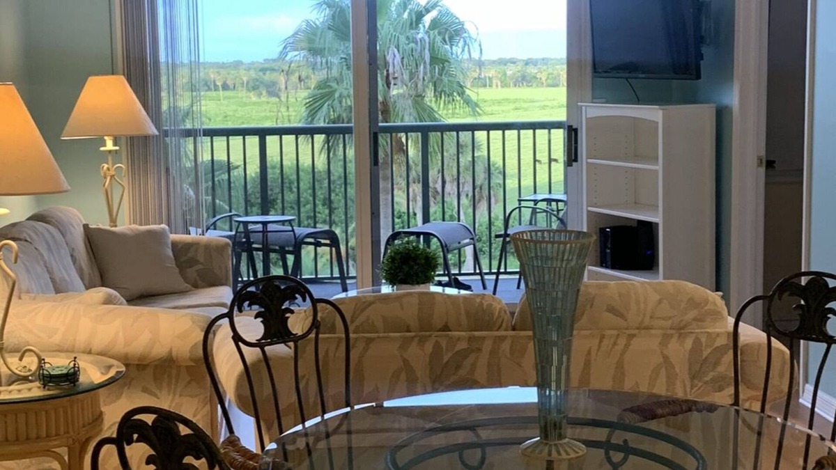 Palmetto Condo | Discounted Rate! Terra Ceia Bay Golf & Tennis Club and a modest drive to Beaches