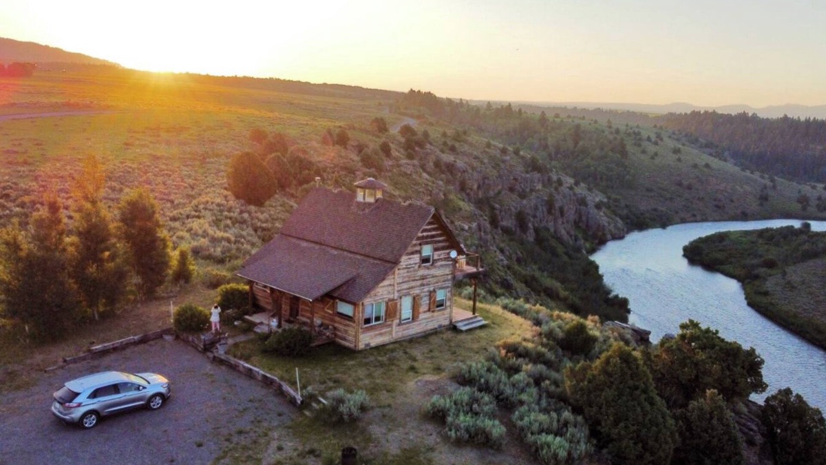 Ashton House | *DISCOUNTED RATES* KABINO: Lindas Perch On Bank of Henrys Fork Mtn Views Fishing 6+ acres WIFI