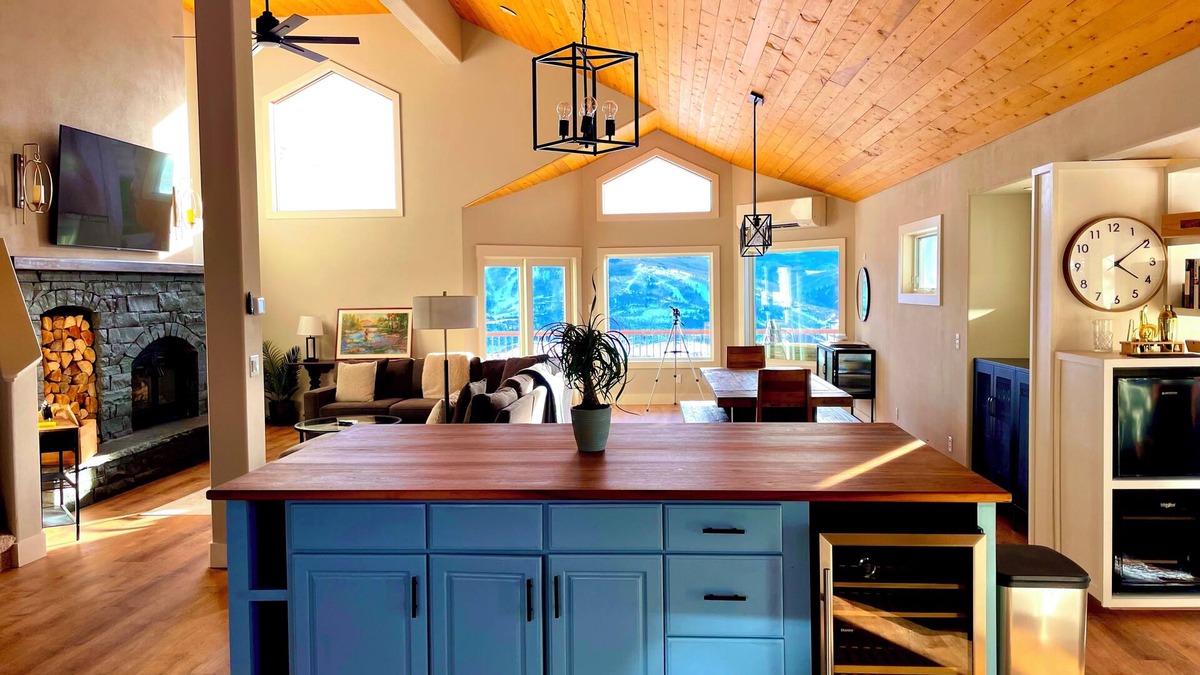Wildridge House | DISCOUNTED SKI RENTALS, MASSAGE.at our mountain top views GLASS HOUSE