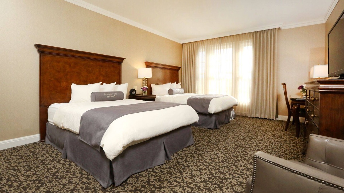 Rochester Hotel | Discover Boutique Rochester: 3 English-styled Rooms Steps from Historic Downtown