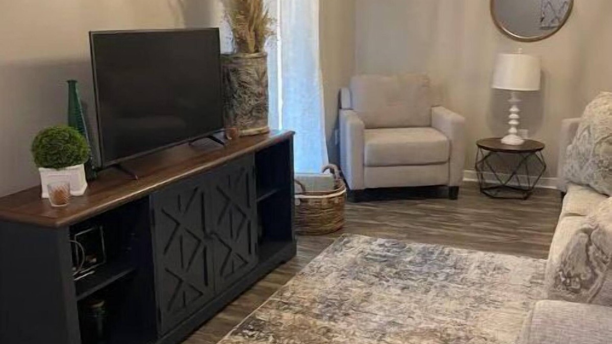 Starkville Apartment | Discover Mississippi State U within 4 mins! Cozy 1-bedroom awaits.