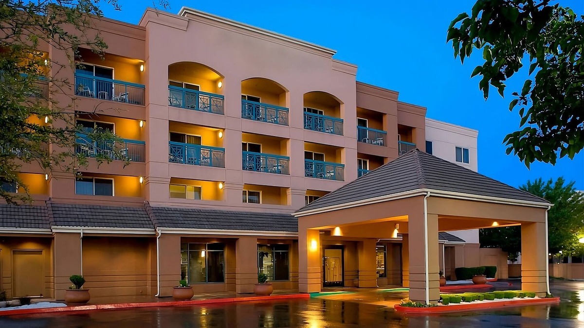 Pleasant Hill Hotel | Discover the Best of Pleasant Hill and Beyond! Four Units w/Self Parking!