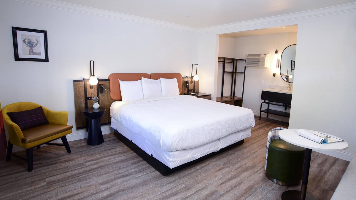 Willits House | Discover the Perfect Blend of Modern and Rustic Charm at The Woodrose in Willits