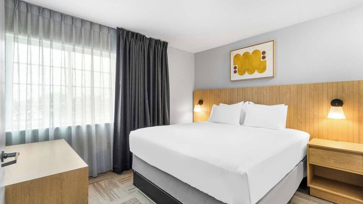 East Congress Hotel | Discover the Texas State Capitol from Prime Location w/Self Parking & Breakfast