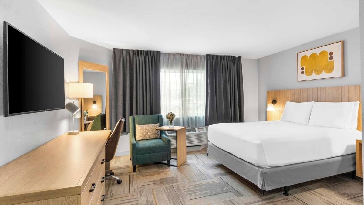 East Congress Hotel | Discover the Texas State Capitol from Prime Location w/Self Parking & Breakfast