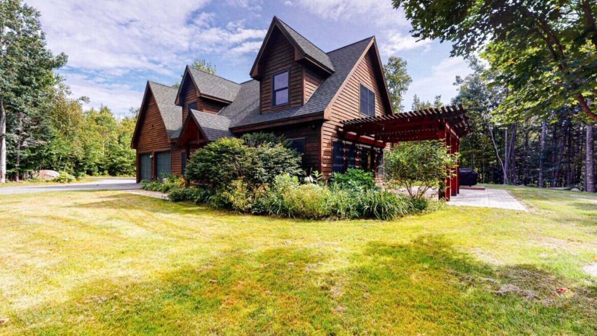 Kingfield House | Discover your mountain escape: A cozy retreat with breathtaking views, a hot tub under the stars!
