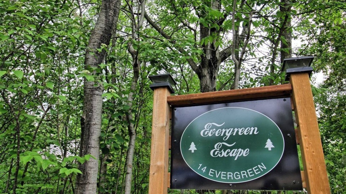 Beaconia Cabin | Discover Your Perfect Retreat at Evergreen Escape Cabin Rental!nn