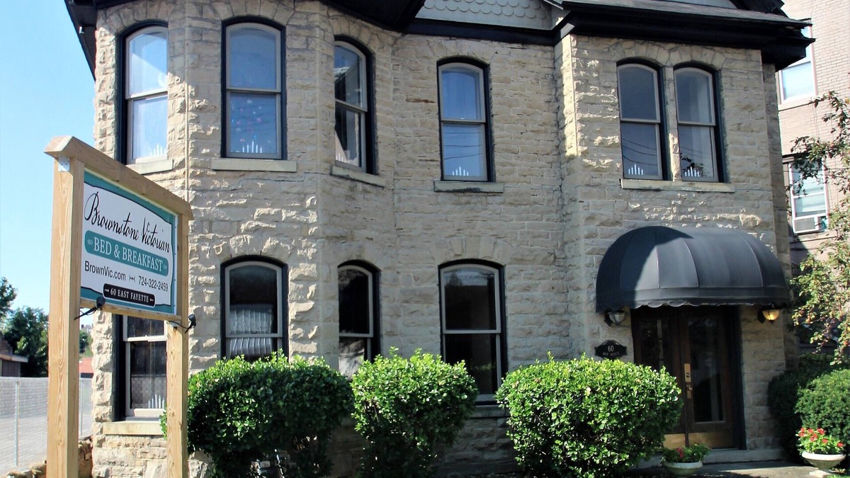 Uniontown Apartment | Ditch the Hotel & Enjoy The Brownstone Flat of Uniontown