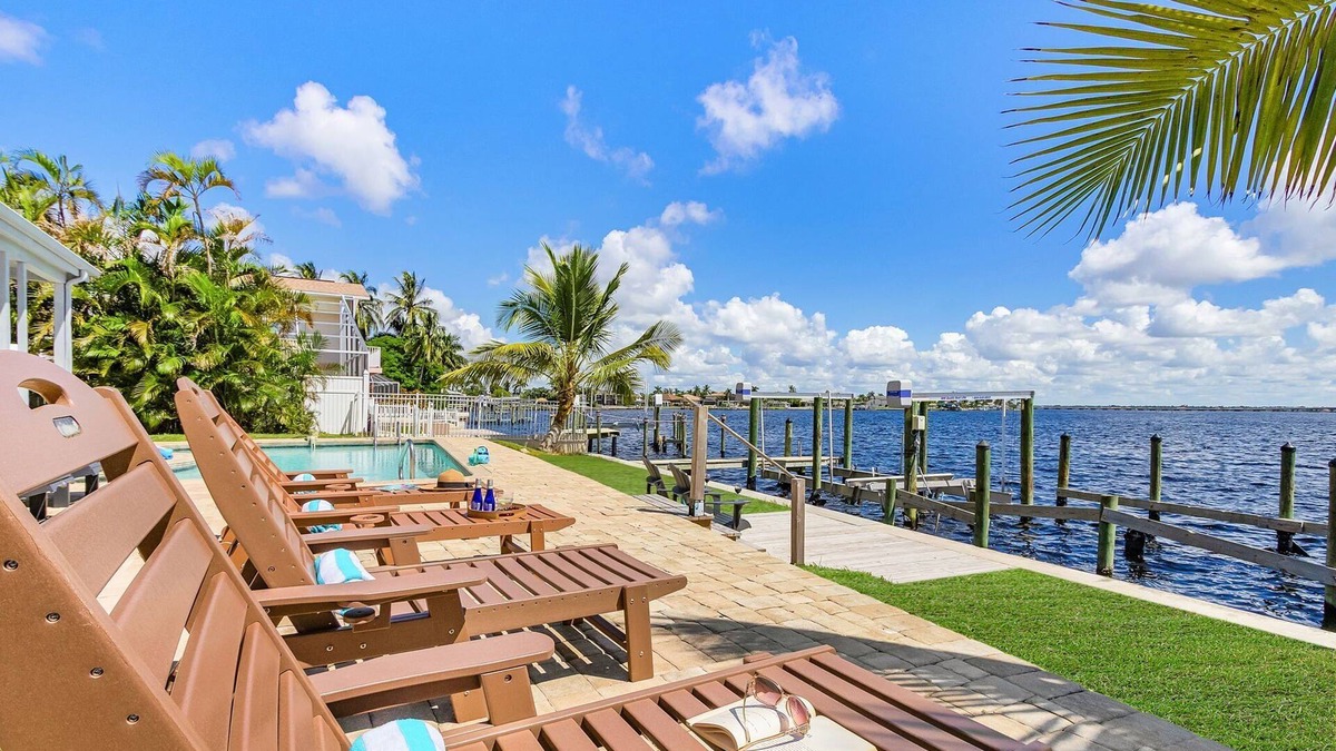 Caloosahatchee House | Dive into Fun & Tropical Vibes at Beach Retreat - Coral Beach Dream