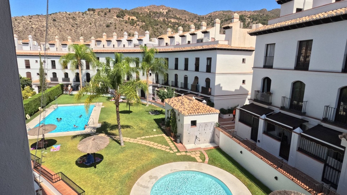 Velez de Benaudalla Apartment | Do you fancy skiing in the morning and relaxing on the beach in the afternoon?