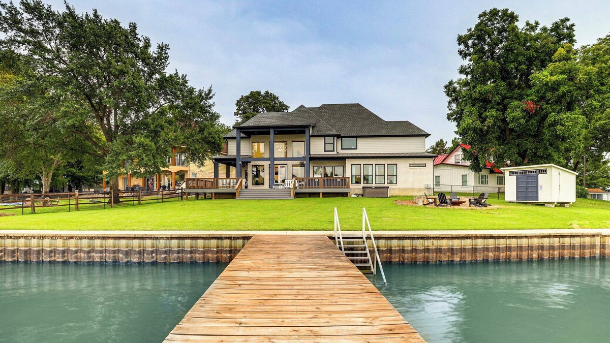 Gun Barrel City House | Dock & Hot Tub! High-End Cedar Creek Lake Retreat