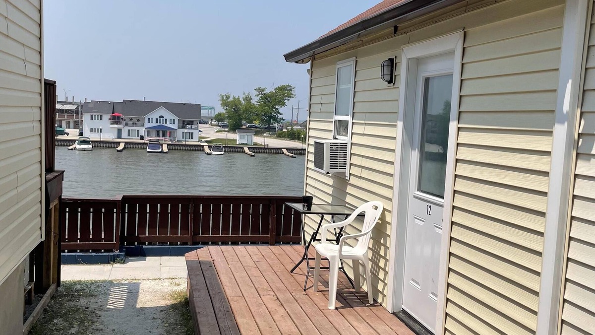 Wasaga Beach Cottage | Dock Life Beach 1 - Cottage 12, Riverview, 1 Bedroom, 3 min walk to Beach 1