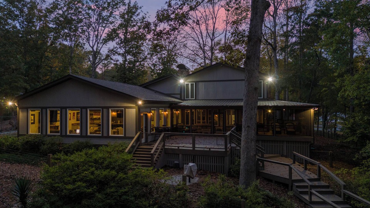 Gumlog House | Dockside Dawg on Lake Hartwell