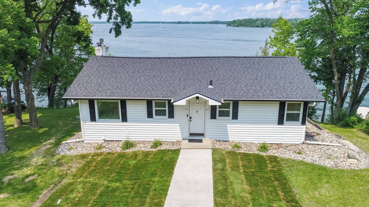 Alexandria House | Dockside on Lake Le Homme Dieu - Prime access to Alexandria Chain of lakes