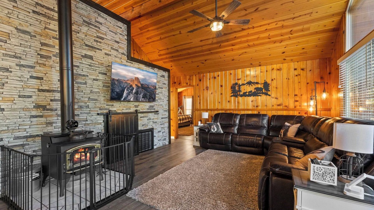 Mi-Wuk Village Cabin | Dodge Ridge Parking Pass~ Pet Friendly ~ Fast WiFi ~ EV Charger & More