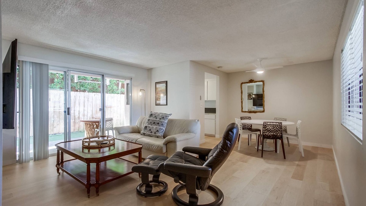 Olde Solana Beach Condo | Dog Friendly-1 Bedroom Beach Condo- Fiber Internet, yard for dogs. Walkto Beach