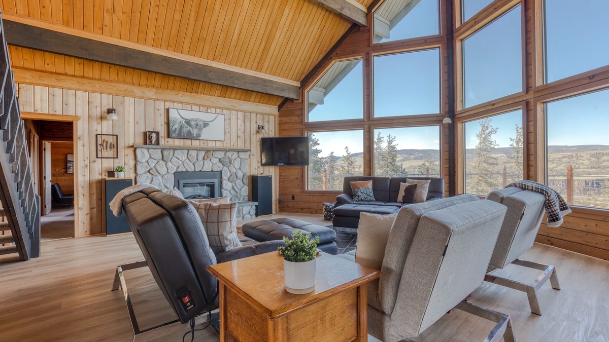 The Dalles House | Dog-friendly, 2-level gorge view home with hot tub, lovely deck, central AC, W/D