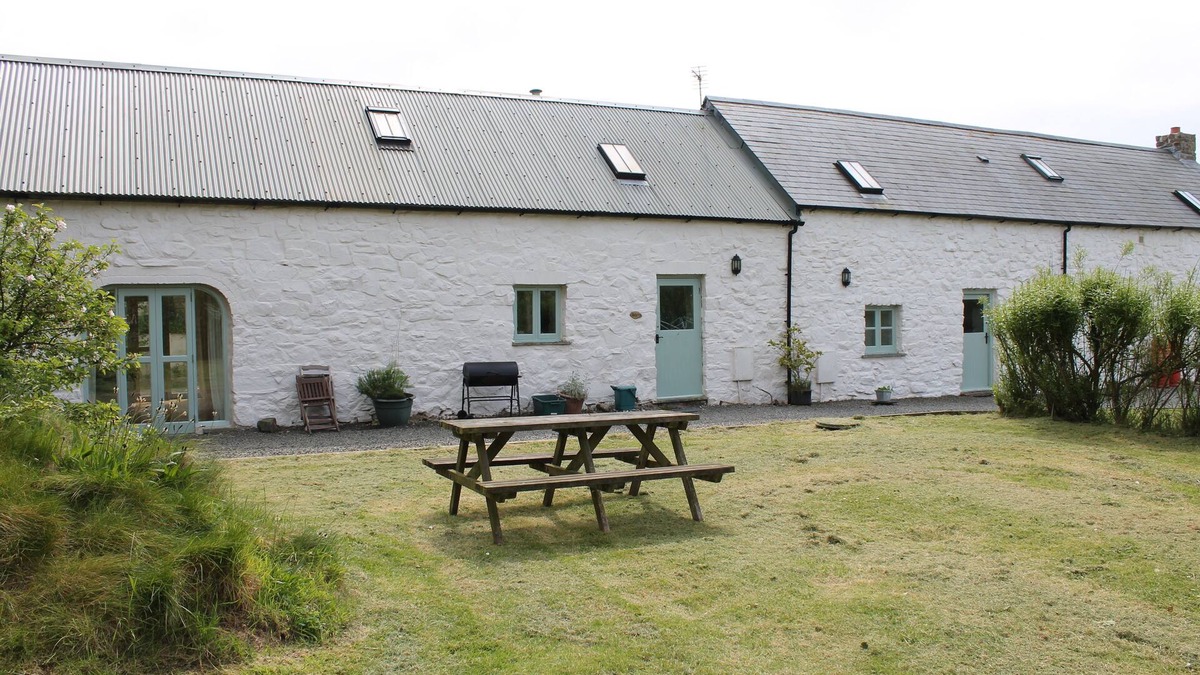 St Brides Cottage | dog friendly 3 bedroom cosy farm cottage