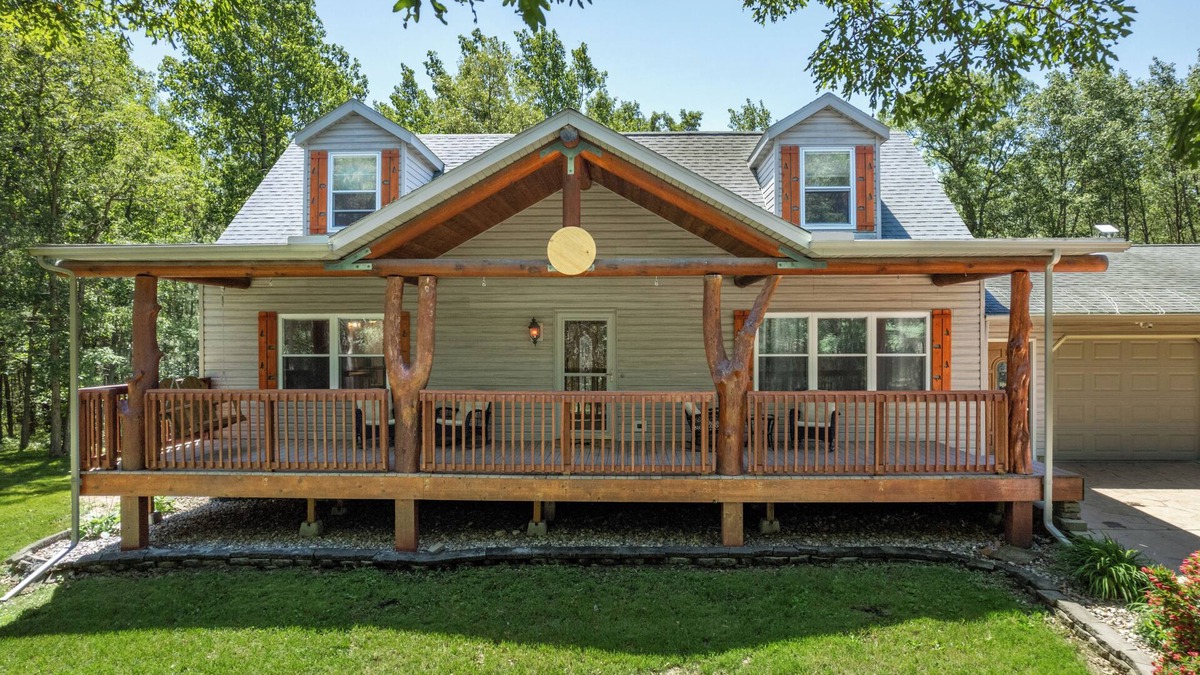 Lyndon Station Cabin | Dog-Friendly 5BR/3.5BA Cabin with Game Room, Fire Pit, Sleeps 15, Dells 10min