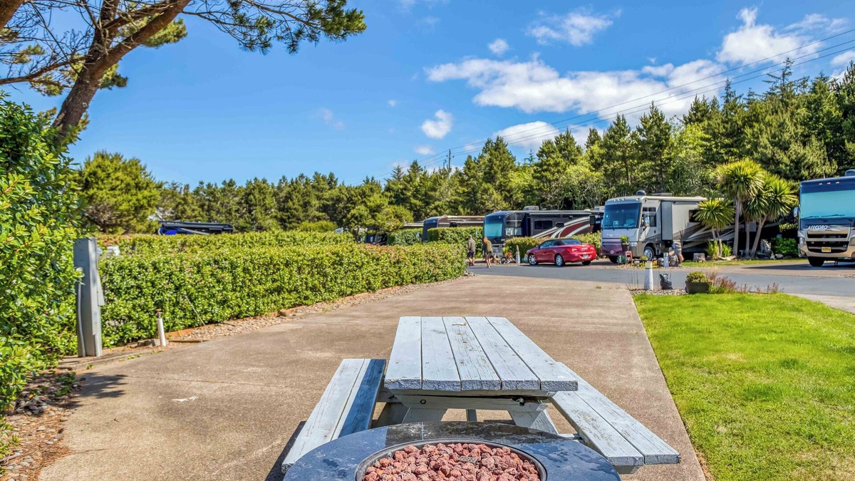 Agate Beach RV Rental | Dog Friendly, Available with 50AMP, 30AMP, Water and Sewer hook up's, WiFi